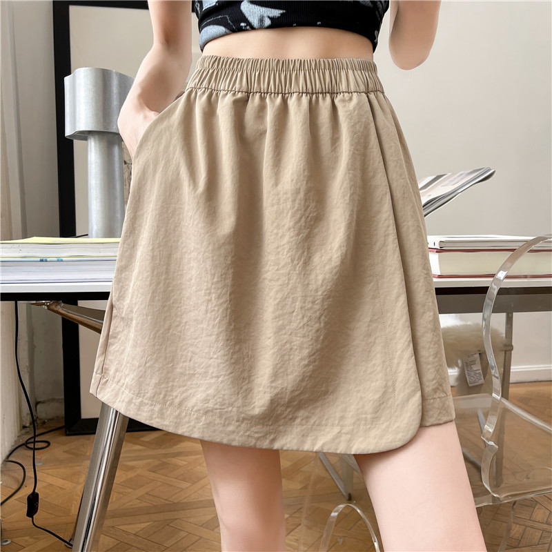 Two homemade, casual, versatile, solid color, irregular, unique, individual, fashionable and design-savvy skirts, pants and shorts Application Scenario