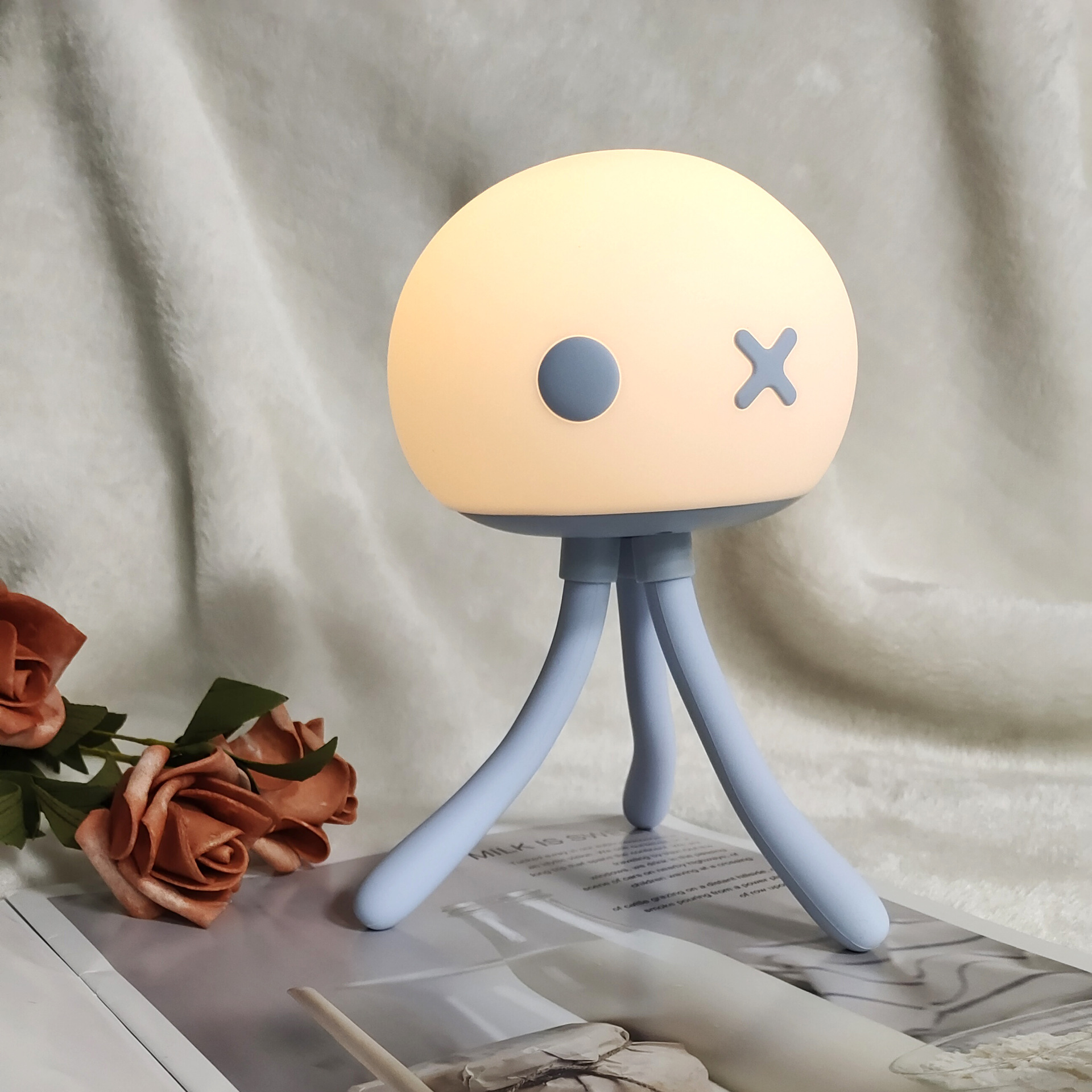 Jellyfish Creative Lamp, cute mini baby bedroom sleep feeding eye-protecting desk lamp, transformable patting silicone night light full figure