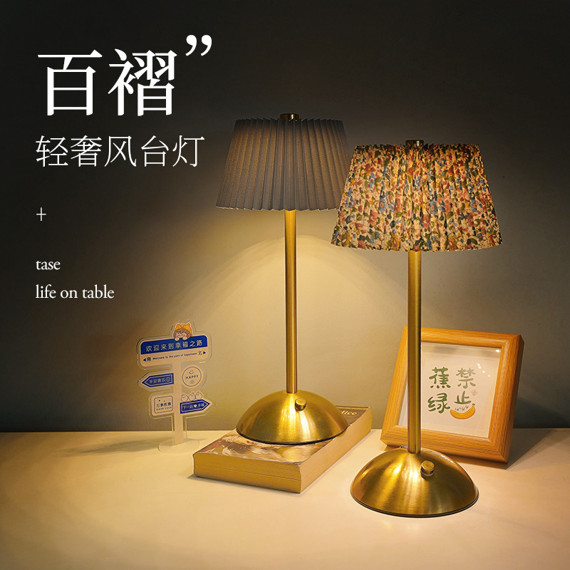 Eye-protecting desk lamp, pleated touch charging, pleated lamp, warm and romantic bedroom, creative student metal high-end night light Application Scenario
