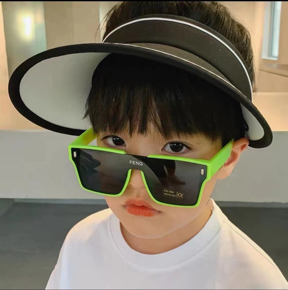 2023 New fashionable one-piece children's sunglasses, square-framed for boys and girls, Korean-style glasses, trendy and cool street style sunglasses details Picture
