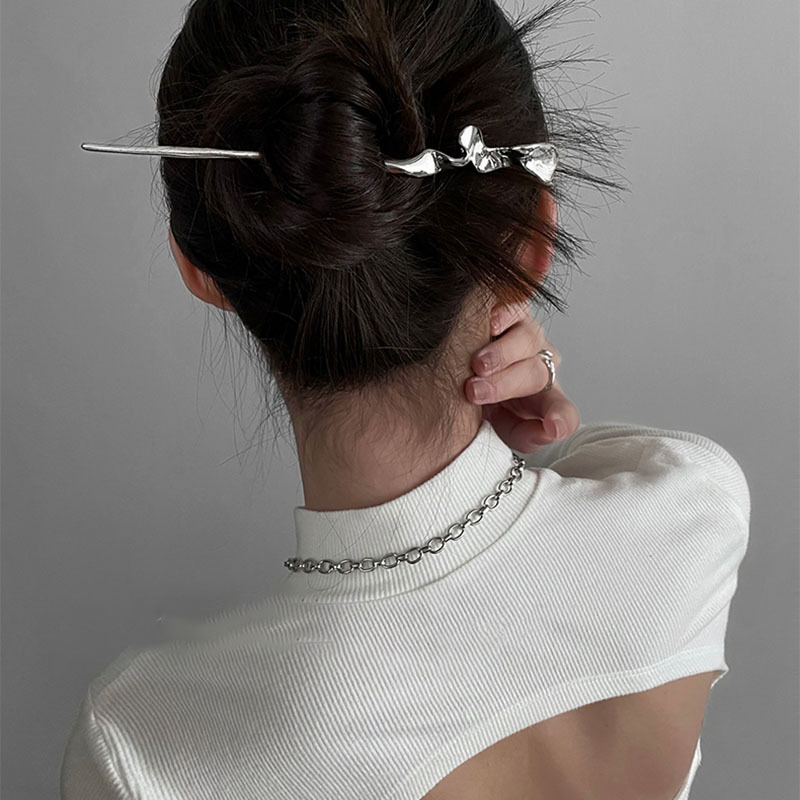 Original Design Simple Sweet Cool Spice Girl High-Grade Hairpin Daily Minority Hairpin Application Scenario