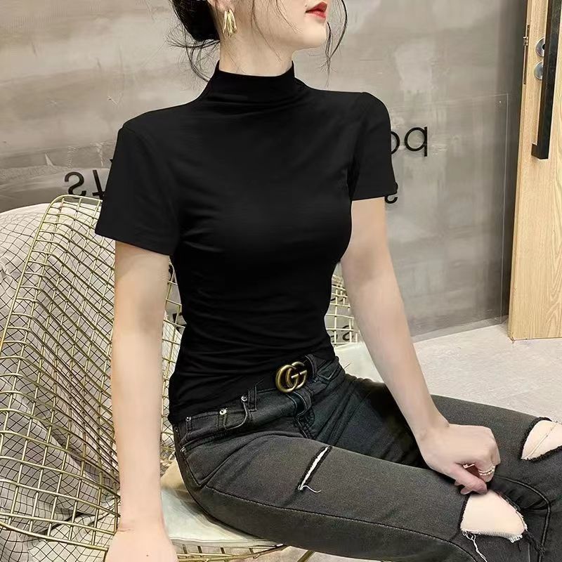 A semi-high-neck short-sleeved base layer shirt for women, a versatile T-shirt for spring and summer, with a stylish and slimming look. It is a tight-fitting black top with half sleeves and a vest details Picture