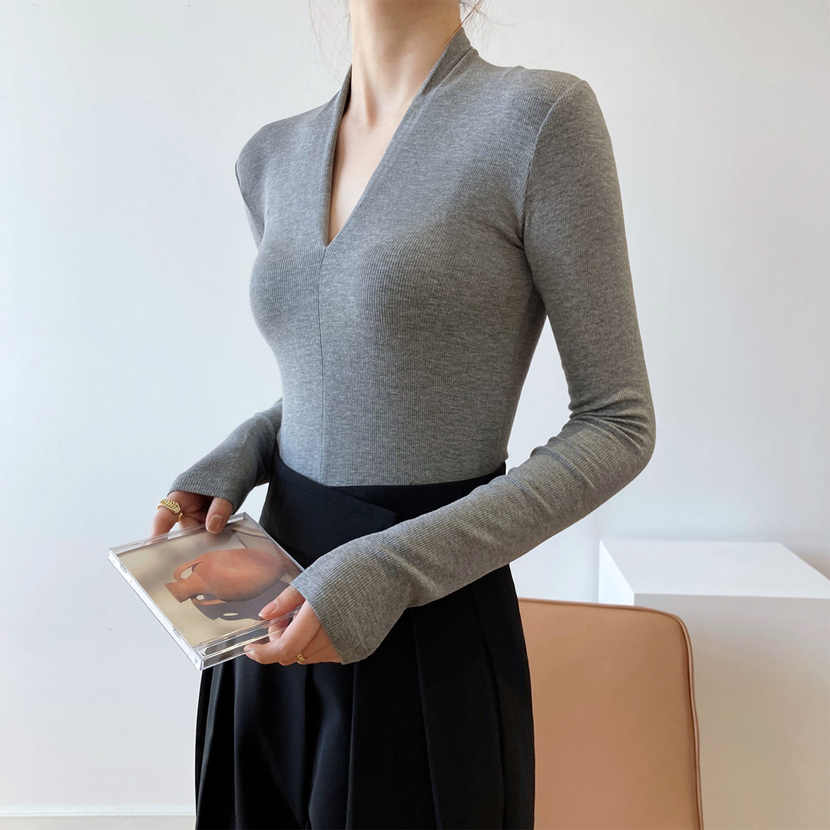 Luxi 2022 Early Autumn New Style V-neck long-sleeved T-shirt for women, slimming and scheming, paired with a base layer top 231 details Picture