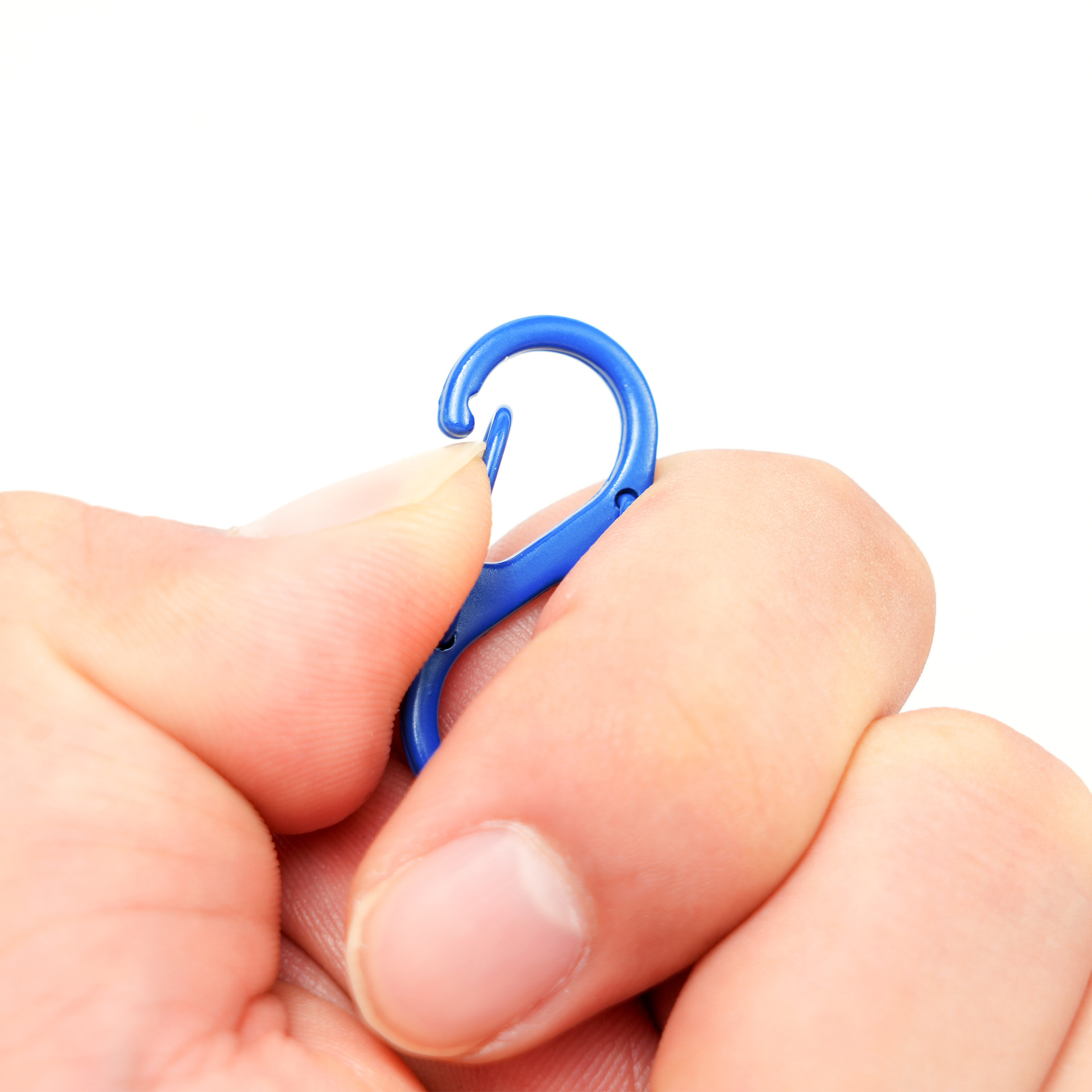 Colorful painted zinc alloy S-shaped mountaineering buckle diy accessory, 8-shaped buckle, keychain, S-shaped double-ended spring buckle Application Scenario