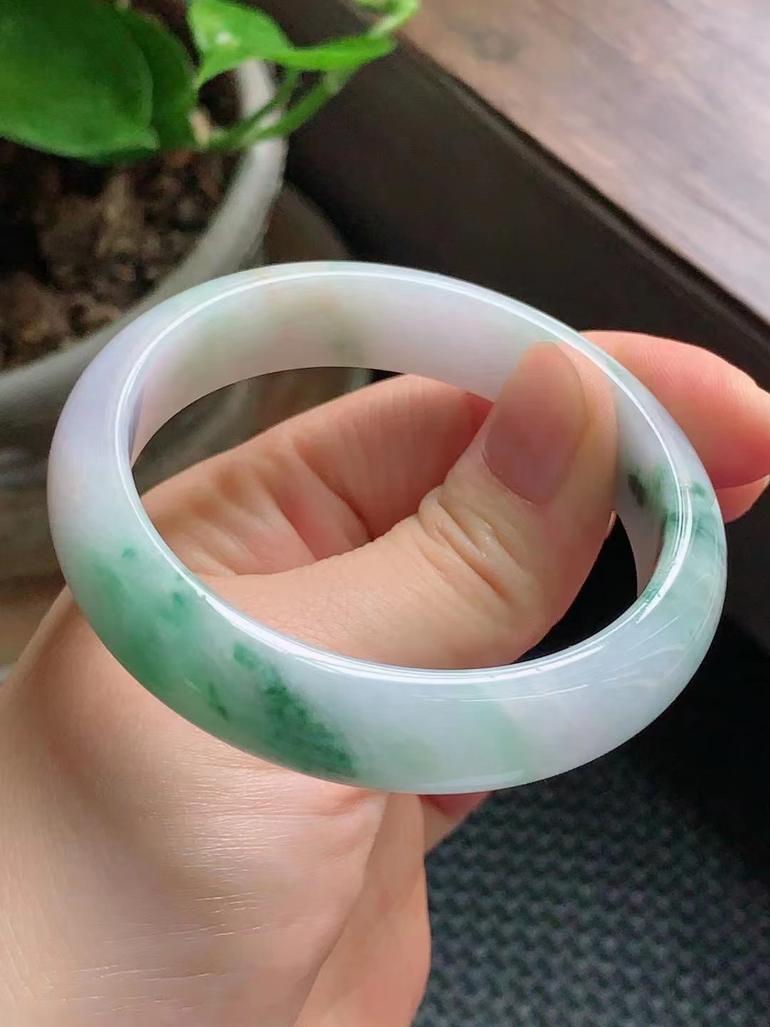 Natural jade bracelet A genuine product with certificate, natural light photo jade bracelet, natural jade jewelry Item Picture