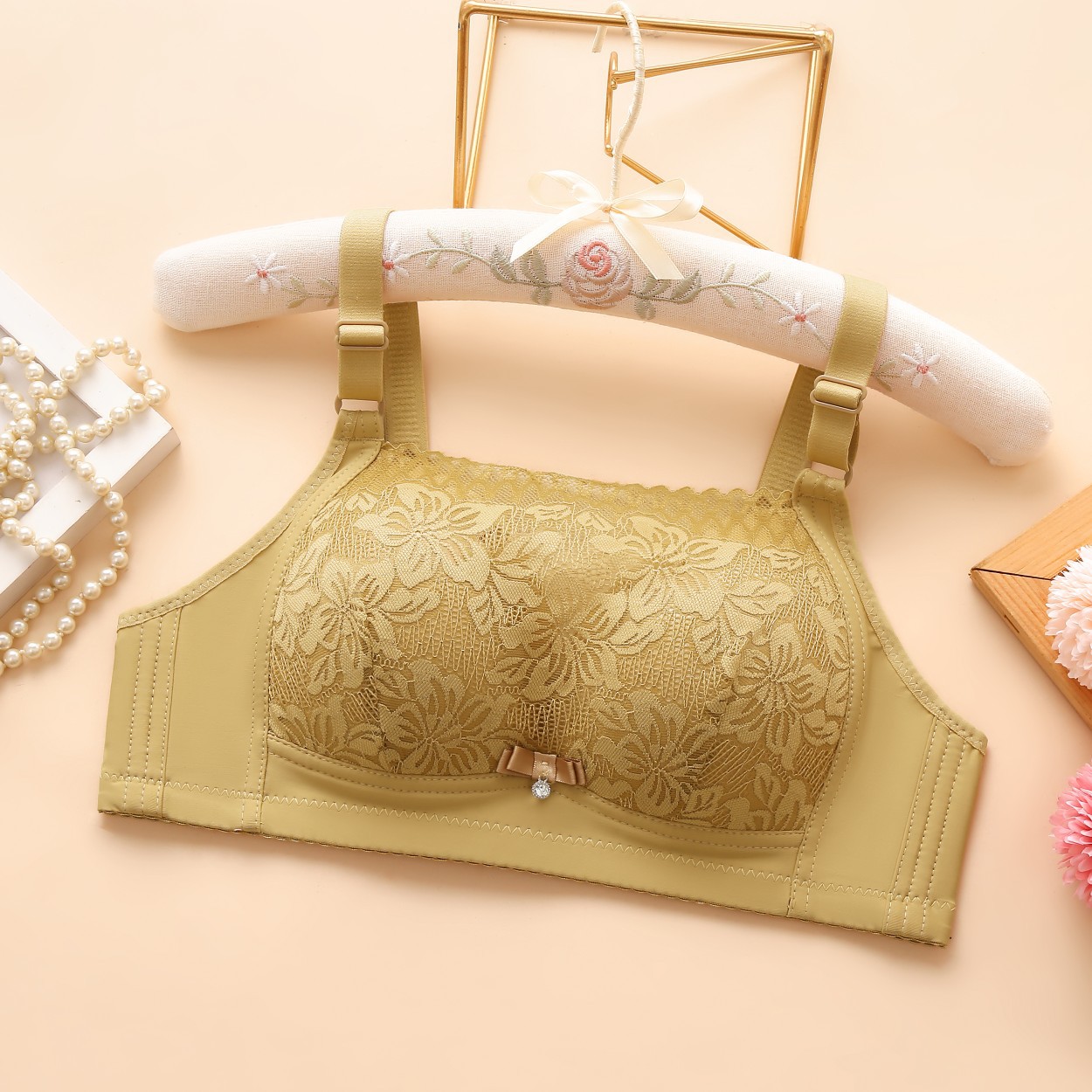 Skin-friendly cotton, breathable cotton, strapless, anti-glare, gathering and retracting secondary breasts bra