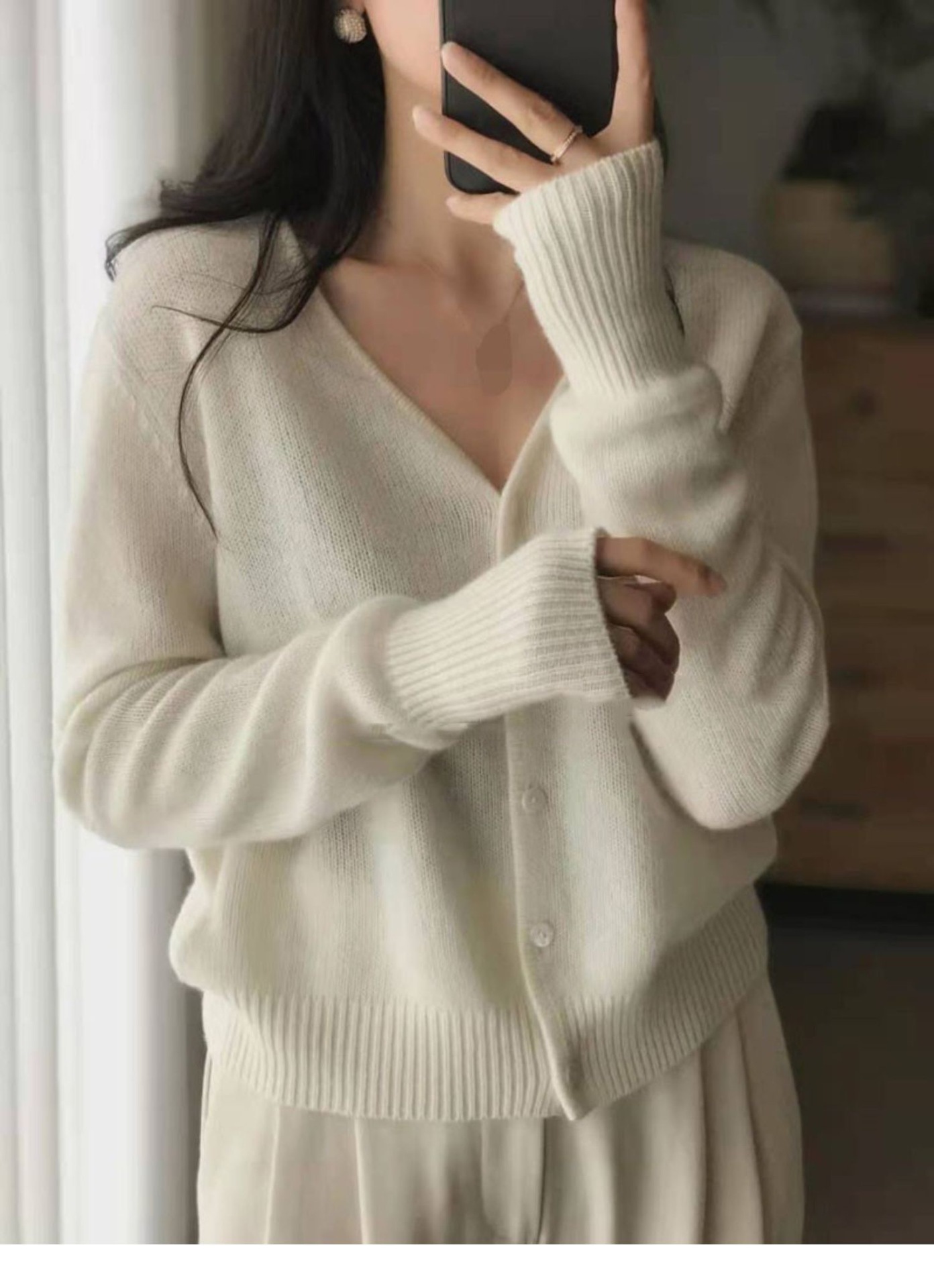 The new autumn/winter 2024 wool cardigan for women with a V-neck, loose and short cashmere knitted sweater coat is gentle and charming Specification image