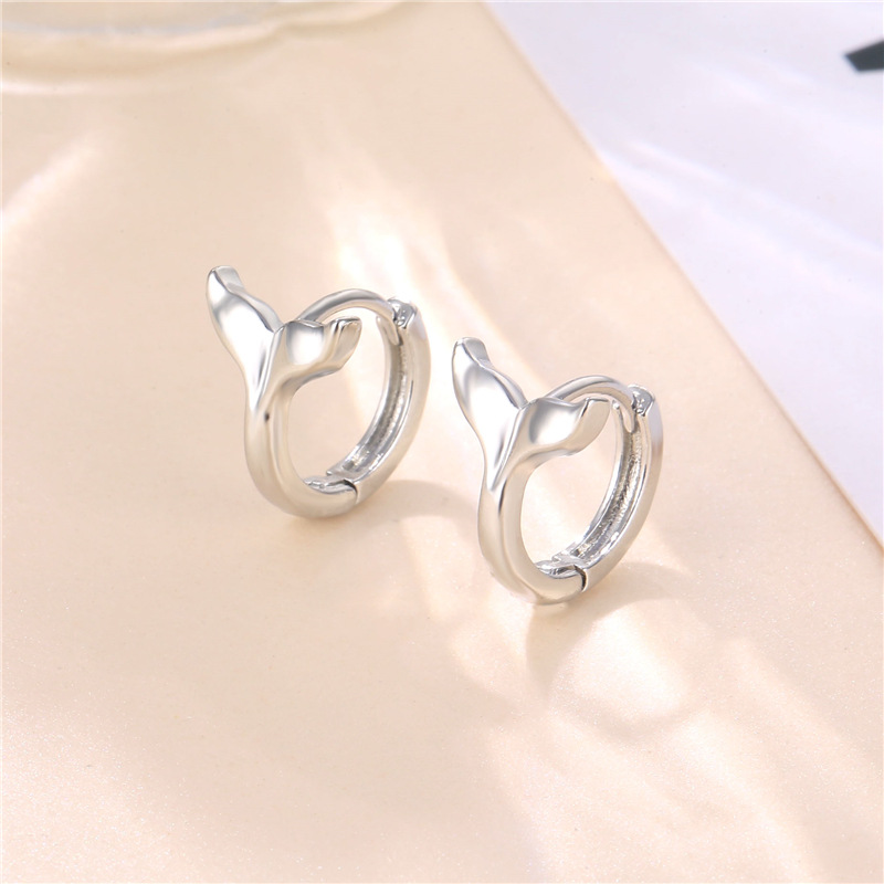 Korean Version Of Summer Sea People Fishtail Ear Buckle Female Cross-Border Small Fresh Dolphin Tail Earrings Earring Simple Earrings Application Scenario
