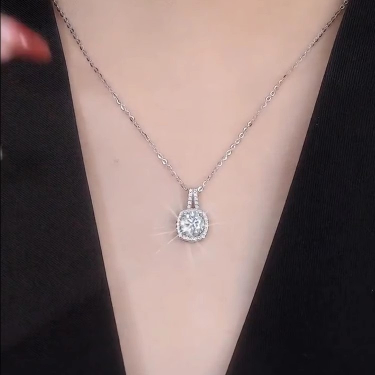 Small Square Sugar Necklace For Women 2024 New Simple Sweet Cool Wind Super Flash Pendant Ins Advanced Sense Clavicle Chain Application Scenario