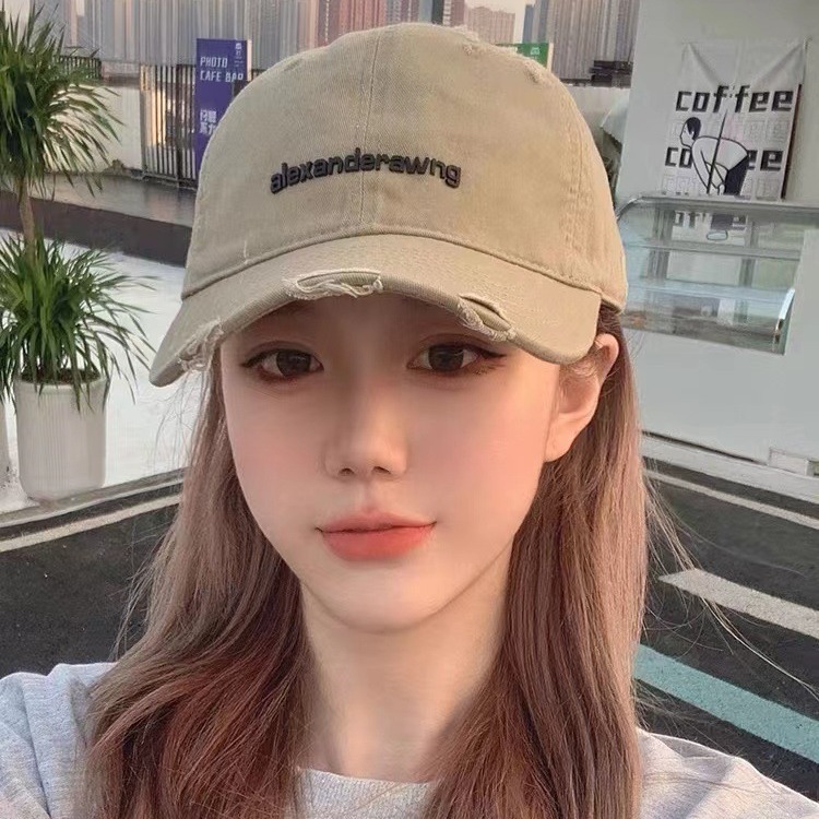 New washable, ripped and aged baseball cap for women on Instagram, trendy and individualized soft top Korean couple casual and versatile baseball caps details Picture