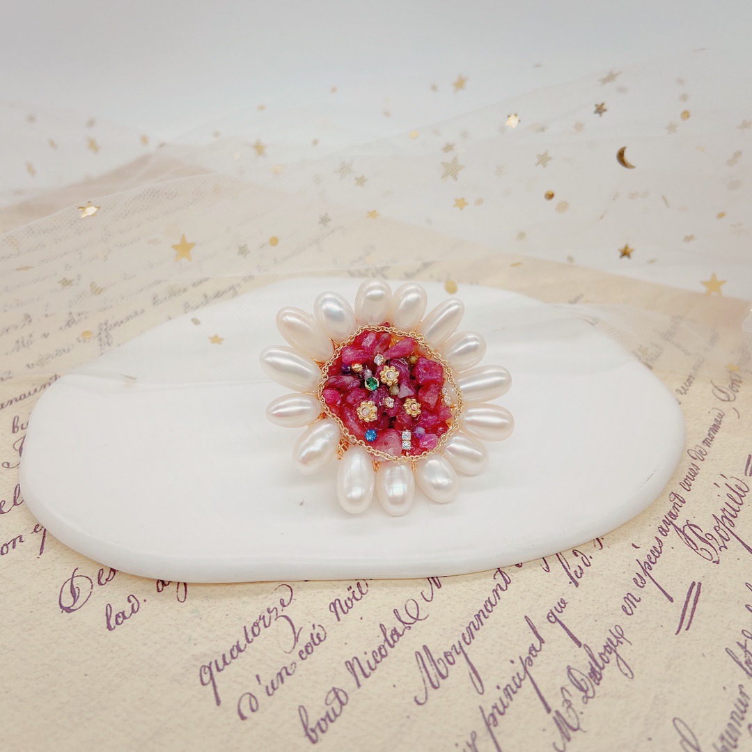 The light luxury and heavy industry tourmaline pearl brooch is a classic and fashionable series that is versatile and unique details Picture