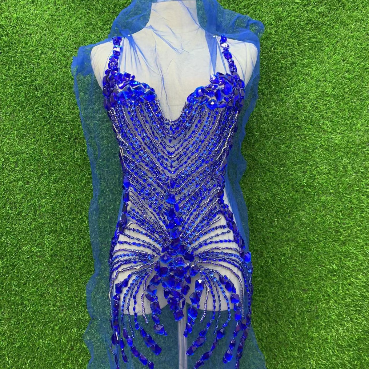 Pure handcrafted oversized luxurious sequined rhinestone heavy-duty floral pattern clothing decoration accessories Application Scenario