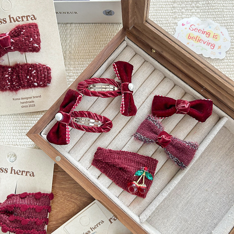 The new wine red girl's bow pearl fabric check pattern is versatile, sweet, and brings good luck for the New Year with bangs Application Scenario