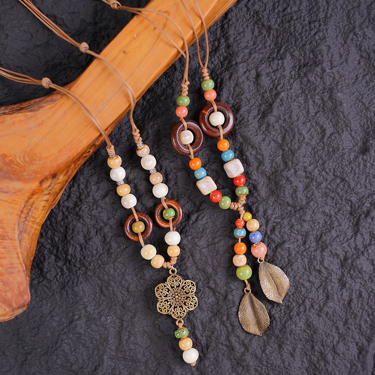 Jingdezhen ceramic necklaces that do not fade, light luxury and niche women's autumn and winter sweater necklaces, cross-border women's accessories factory direct sales Application Scenario