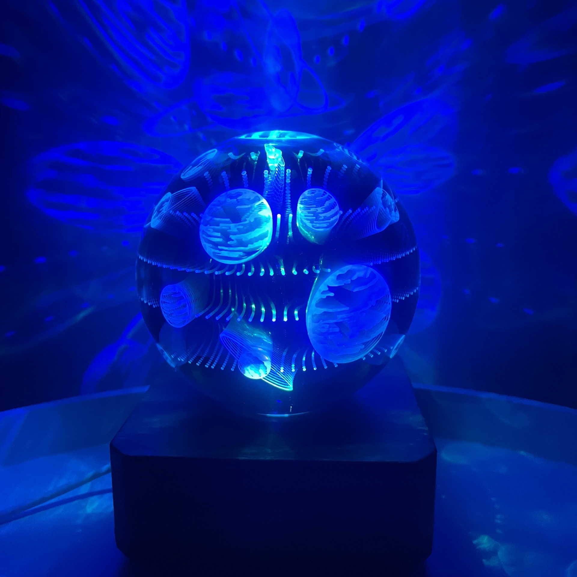 USB plug-in starry sky light, LED spherical laser cool projection light, RGB seven-color magic ball night light factory direct sales Specification image
