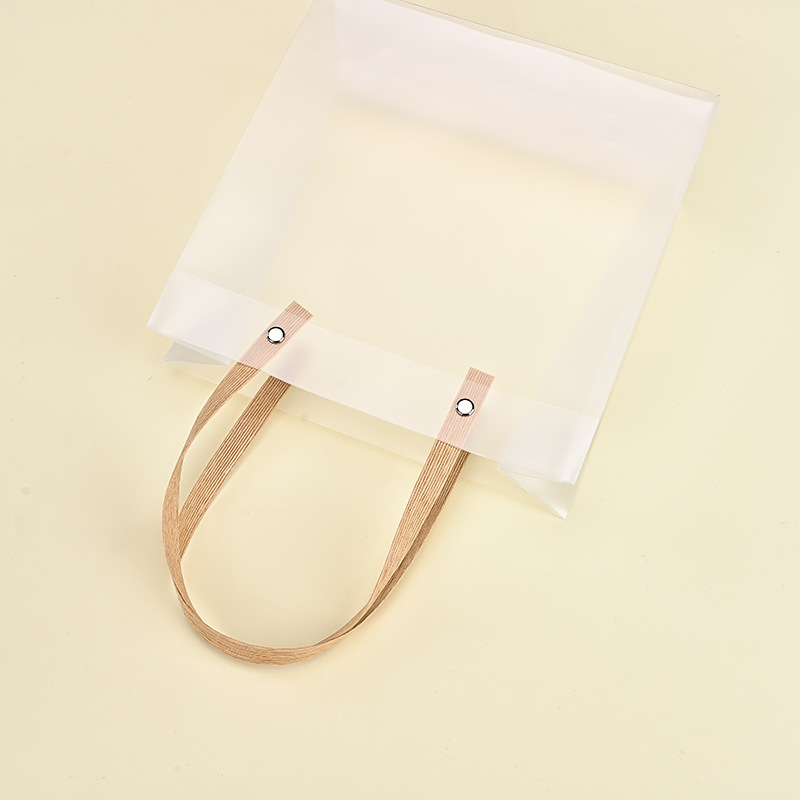 pp transparent frosted handbag in stock wholesale, gift and souvenir bags, wedding and birthday gift bags, plastic handbags details Picture