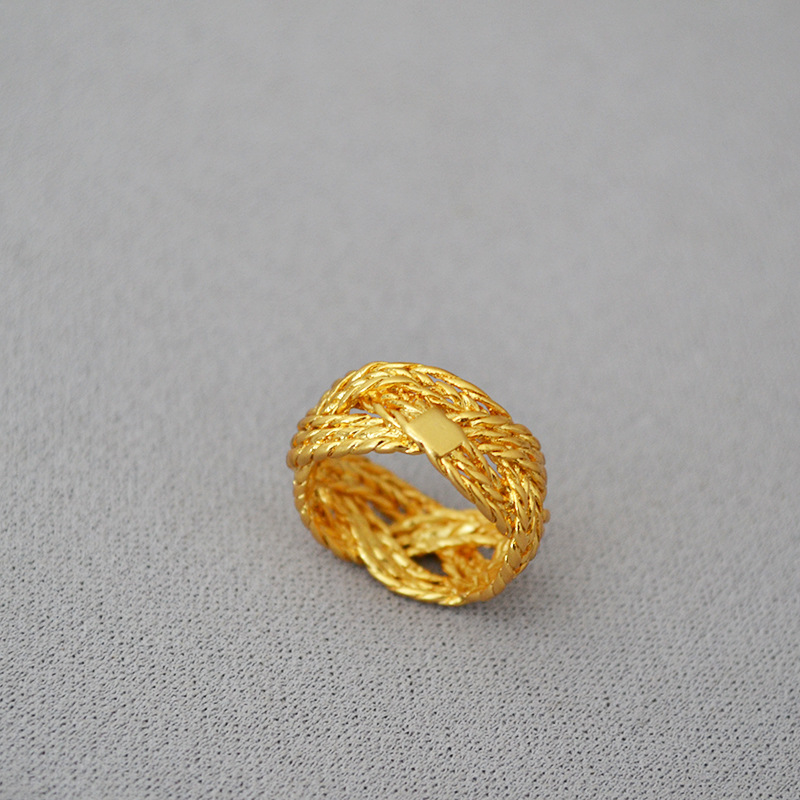 European and American niche fashion, individual and trendy retro brass gold-plated hollowed-out twist woven ring index finger ring, cool and trendy girls Application Scenario