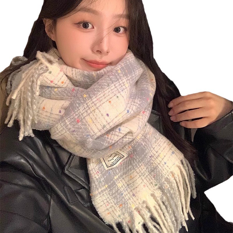 The Korean checkered 2024 new style of the women's autumn and winter scarf is fashionable, versatile and warm. It's a holiday gift for students and couples Item Picture