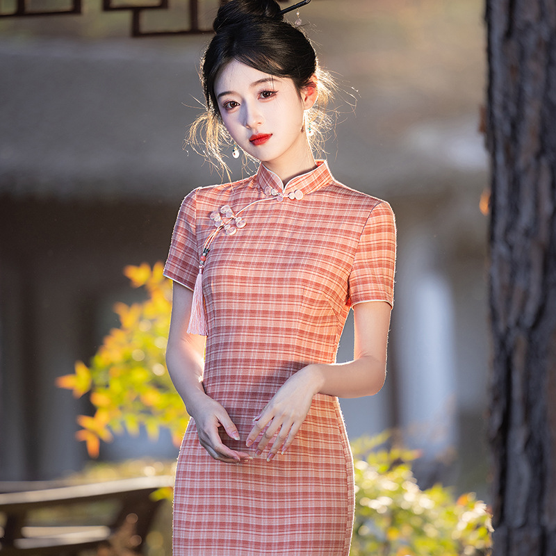 The new modified checkered cheongsam of National Trend 2025, a mid-length style for young girls, is elegant and slimming, suitable for daily commuting