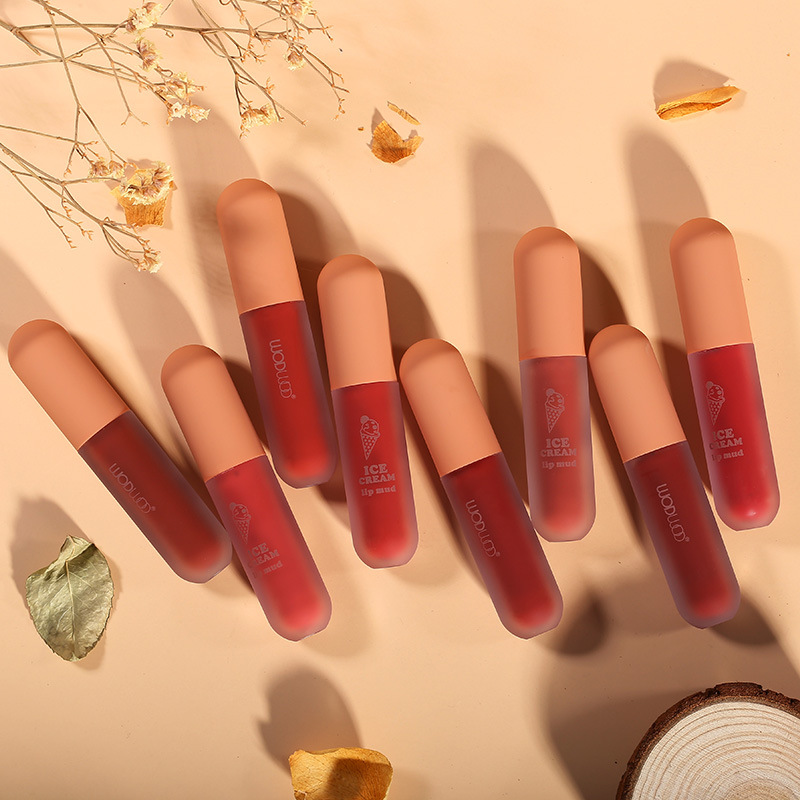 WODWOD ice cream lip gloss matte velvet lip gloss does not stick to cups and does not fade. It is a student's daily no-makeup lipstick Application Scenario
