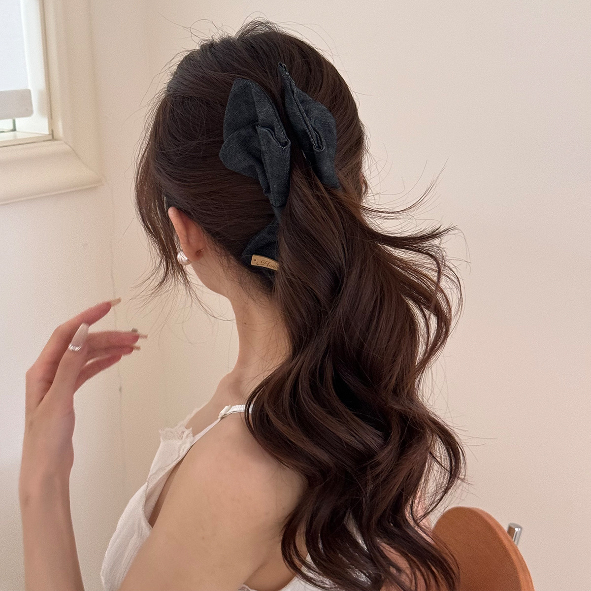 Autumn and winter style bow hair accessory, women's hair bun, banana clip, bun, high ponytail, elegant denim, versatile hair clip Application Scenario