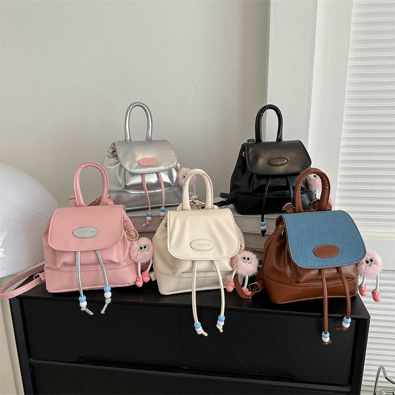The new retro and fashionable solid-color backpacks for women in 2023 are trendy, casual and simple for autumn travel