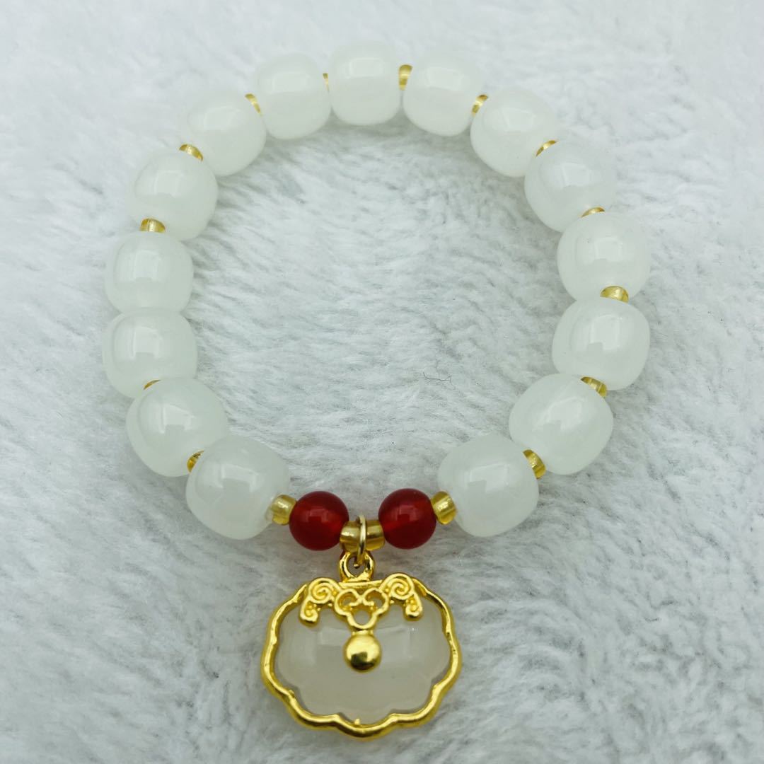 The new imitation white jade bracelet, inlaid with gold and white jade auspicious cloud lock bag accessory, is a fashionable and elegant men's and women's bracelet for live streaming Application Scenario