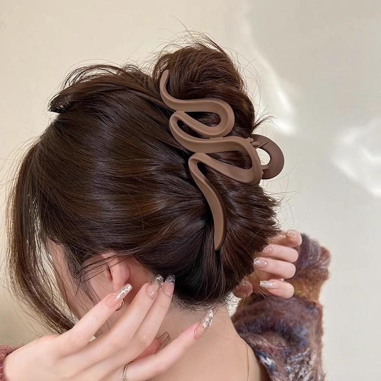 Snake-shaped high-end, light luxury, shark clip at the back of the head, large female charm, grab clip, hair clip, large volume, wholesale accessories Application Scenario