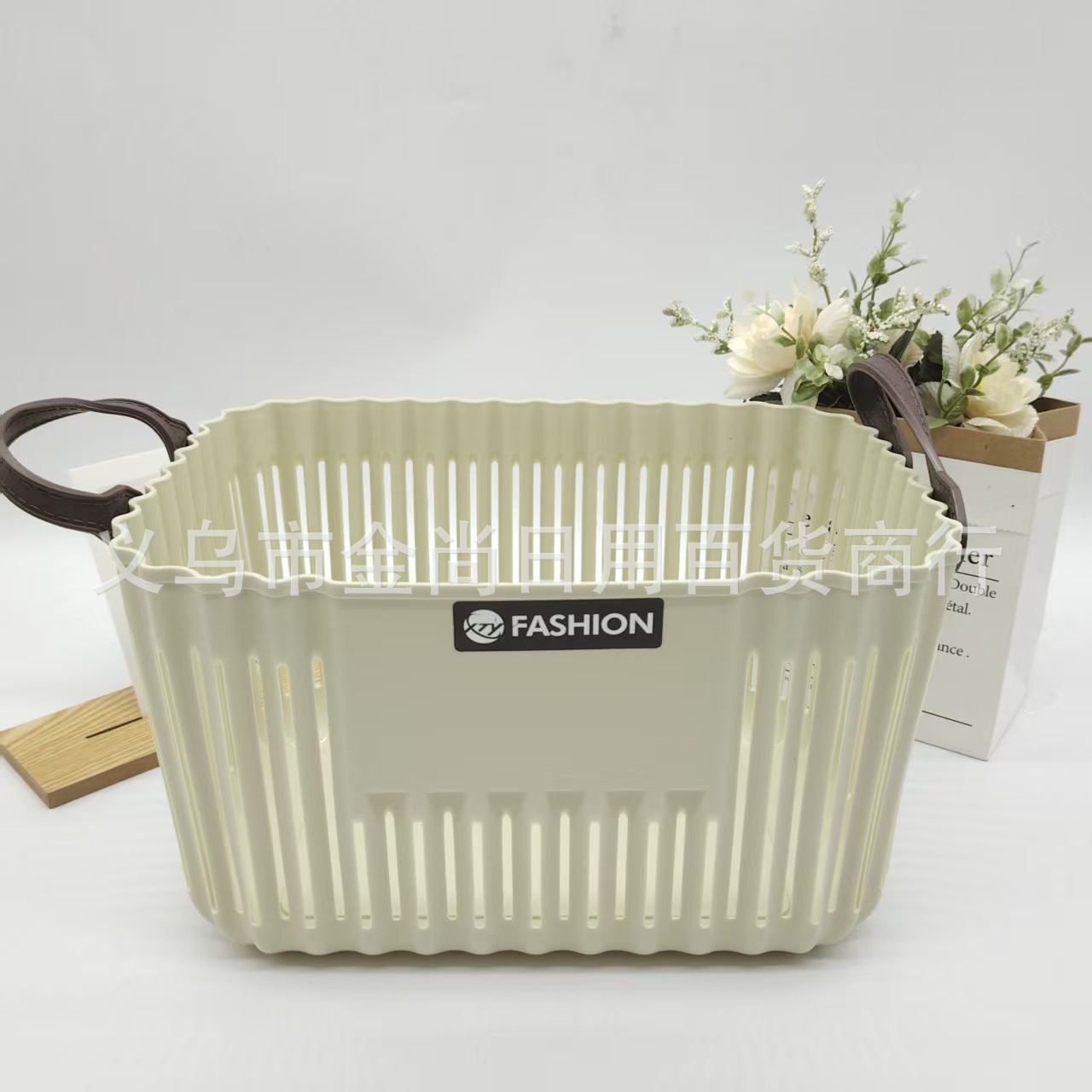 New household plastic bath basket, storage basket, toy and sundries, dirty clothes basket, bathroom leather handle storage basket, hand-held details Picture