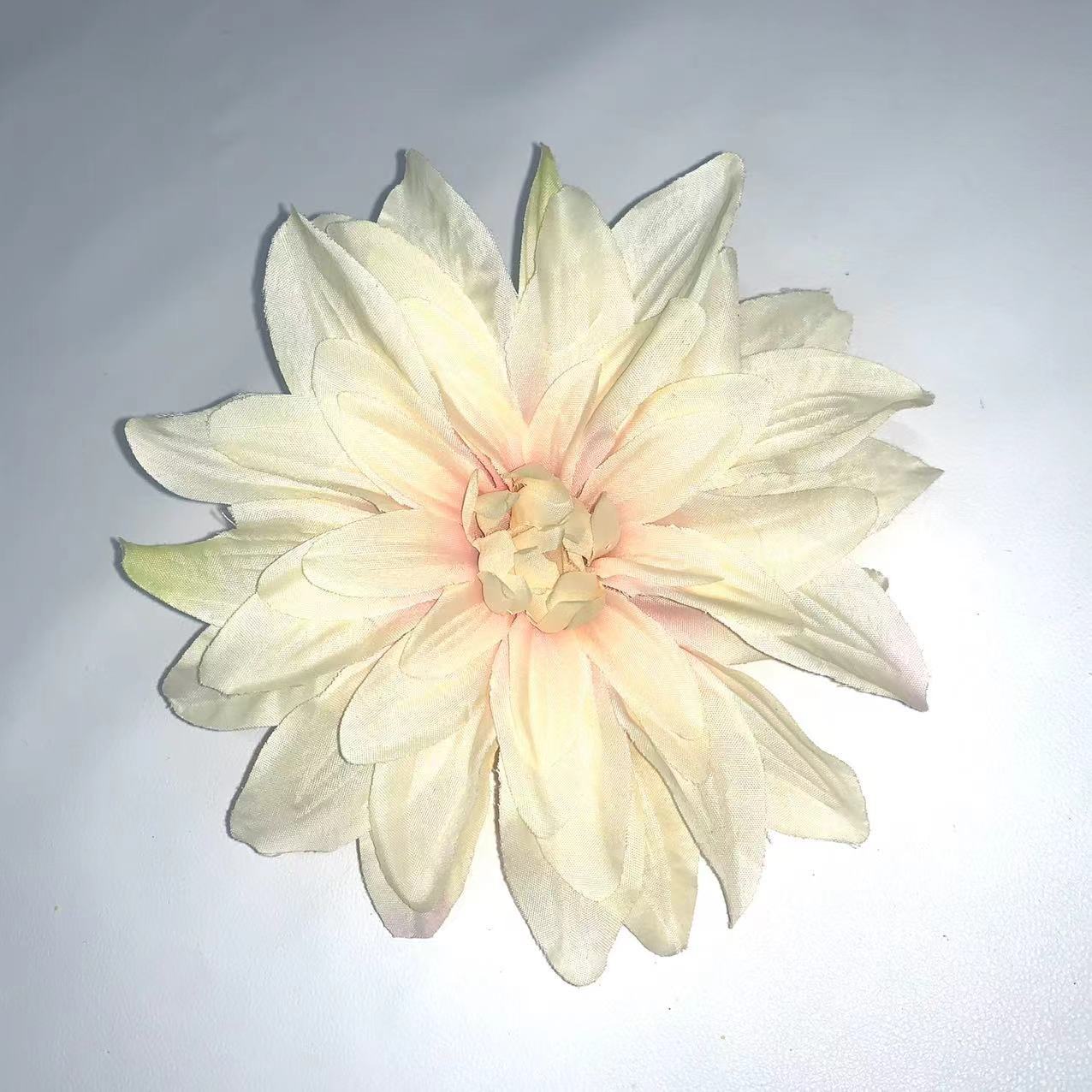 Wholesale of artificial rose heads for indoor and outdoor landscaping, flower decoration for home living rooms, and country-style classical photography ornaments Item Picture