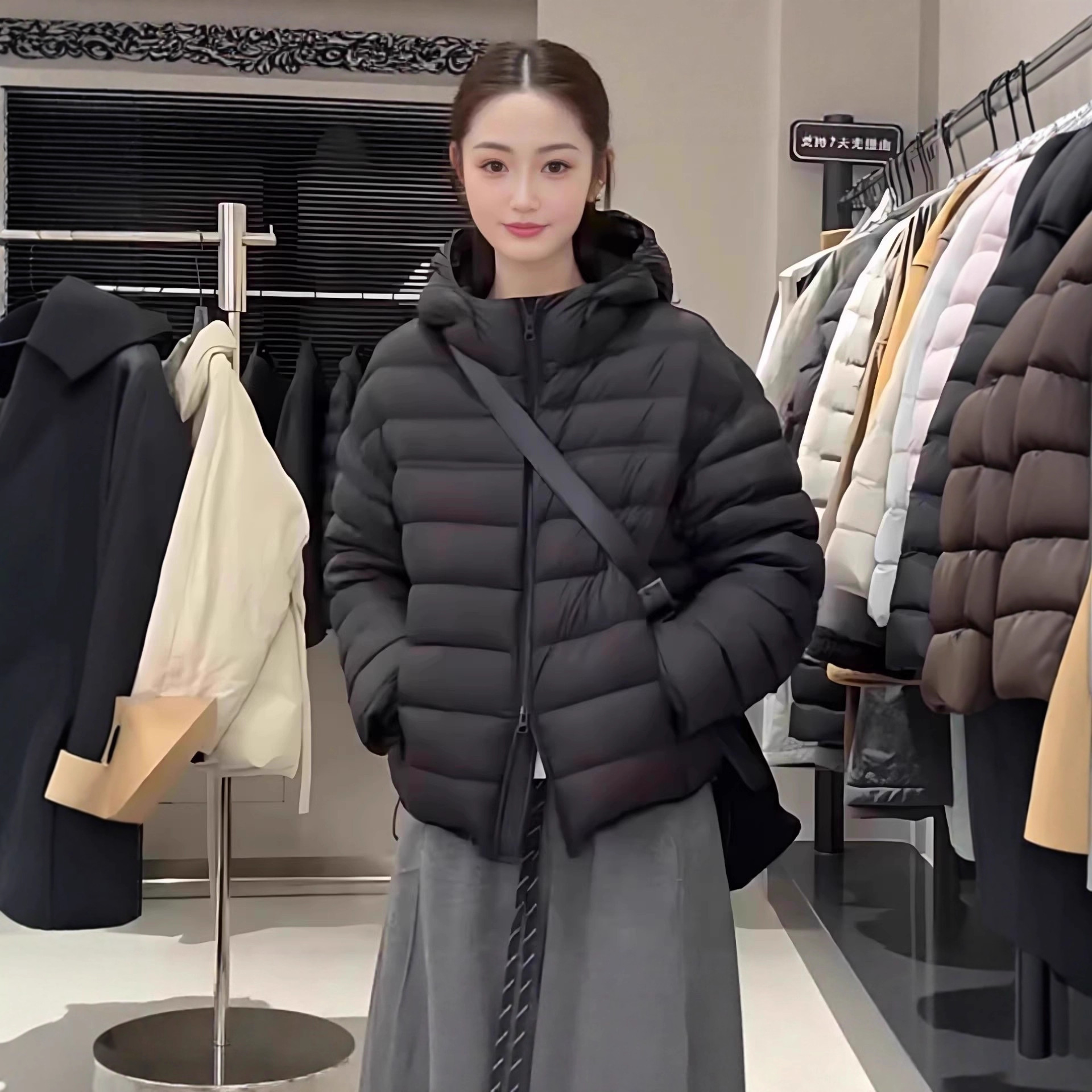 Hooded short down jacket with ribs for women, light and warm in winter, loose, fashionable and versatile white duck down casual coat