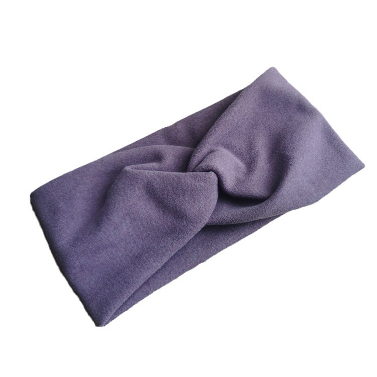 A woman wearing a hair band for daily wear wears short hair with wide edges, which is fashionable and elegant for autumn and winter. The hair band is used to tie the hair, and it is simple for washing the face. It is a hair accessory Item Picture