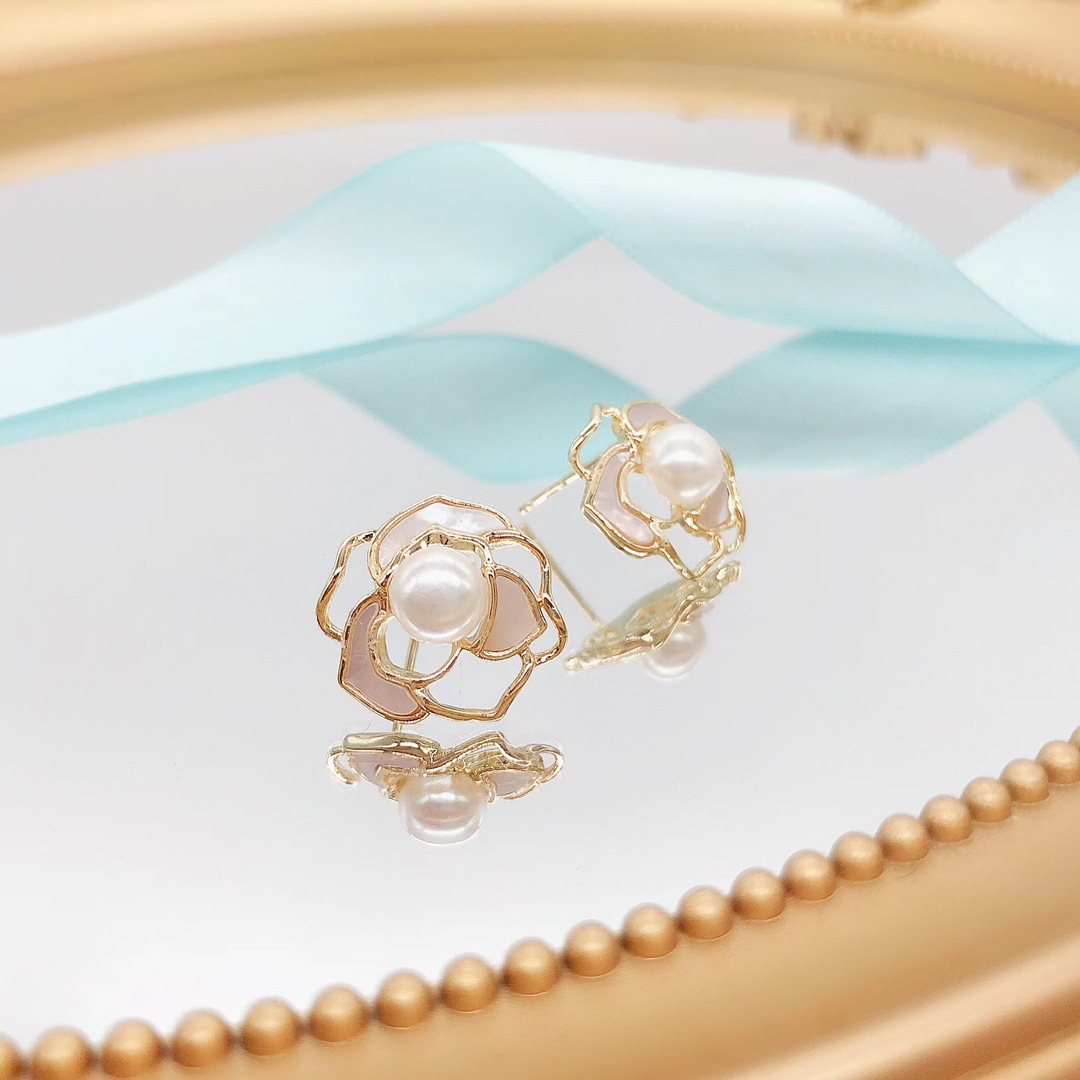 Korean-style mother-of-pearl rose pearl stud earrings are a versatile, niche, and stylish accessory for women. Wholesale of stud earrings Item Picture