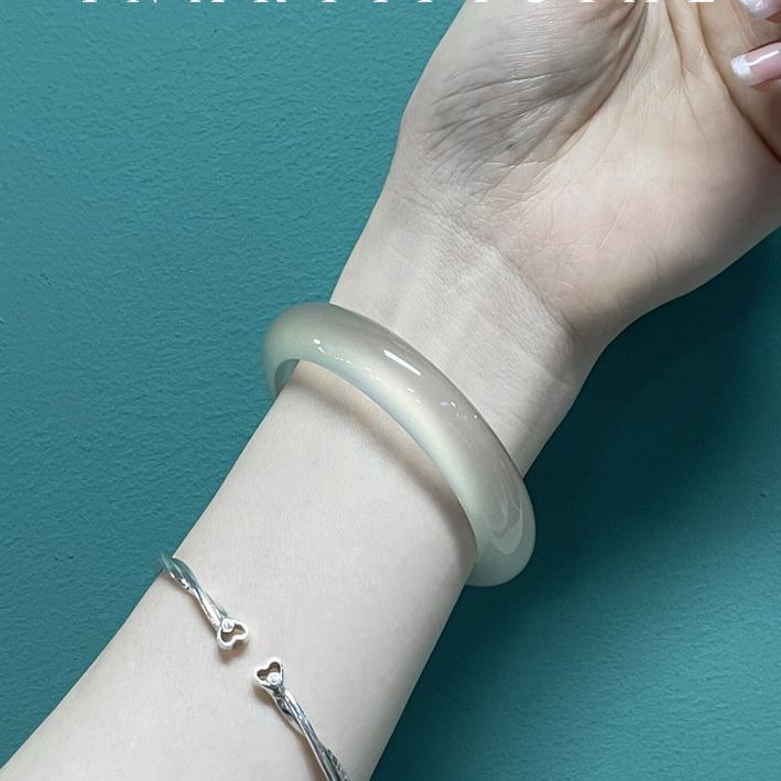 Ice-transparent high-ice agate bracelet, women's natural chalcedony bracelet, ice-type jade bracelet, women's lychee frozen jade bracelet Application Scenario