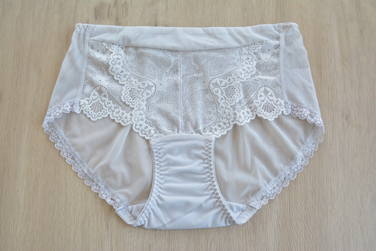 The new S810 lace mesh breathable mid-to-high-waisted women's briefs are highly recommended for a long time. There are also large-sized women's styles available Application Scenario