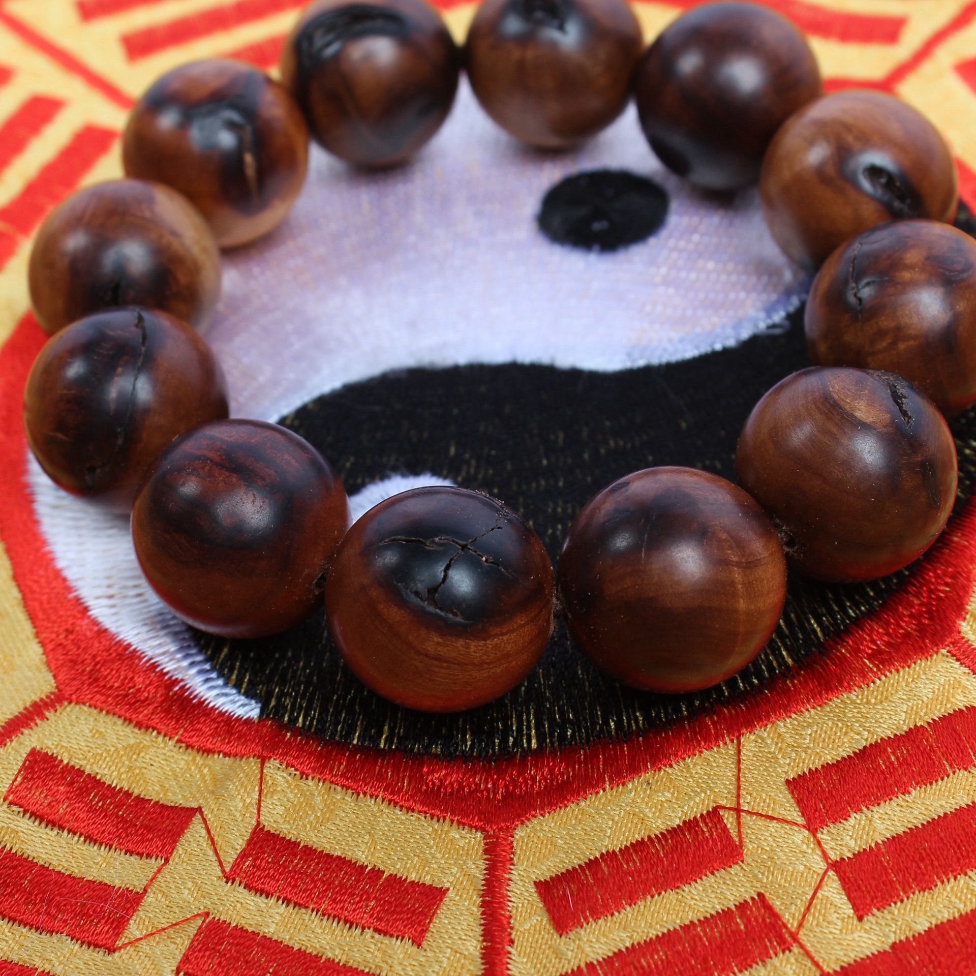 Lightning Strike Jujube Wood Buddha Beads Handstring Taoist Ritual 2.0Cm12 Reggio Thunder Beads Handmade Wooden Crafts Application Scenario