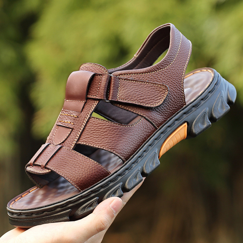 Summer men's shoes, sandals, breathable and versatile casual shoes, two-in-one outdoor men's beach shoes, middle-aged dad wears shoes on one foot Application Scenario