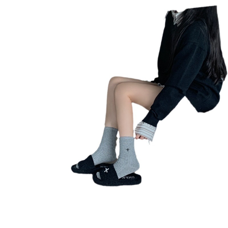 One-piece consignment of socks from the street stall, popular embroidered little bee Dui socks, Korean-style solid color wool socks, women's winter warmth mid-calf socks Item Picture