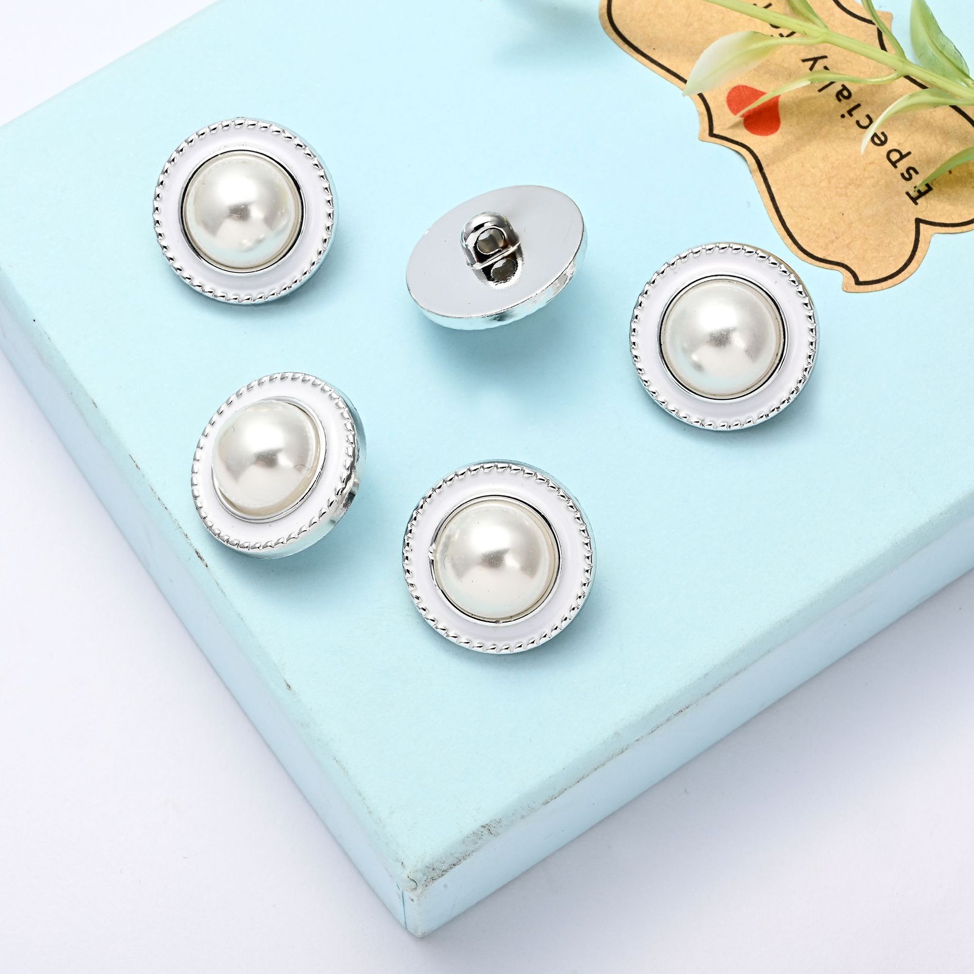 The manufacturer supplies circular smooth spiral edge black and silver button metal single-hole shirt buttons in stock for wholesale Application Scenario
