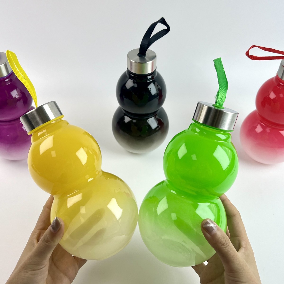 The manufacturer's new gourd bottle, PC material beverage bottle, plastic milk tea bottle, 650ml creative bestseller water cup details Picture