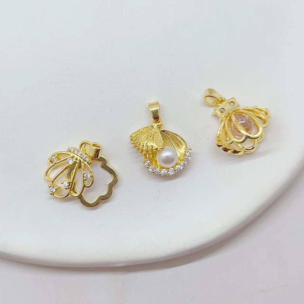 Copper-plated real gold, slightly inlaid zircon, Japanese and Korean pearl shell, shell light luxury and fashionable INS style pendant accessory