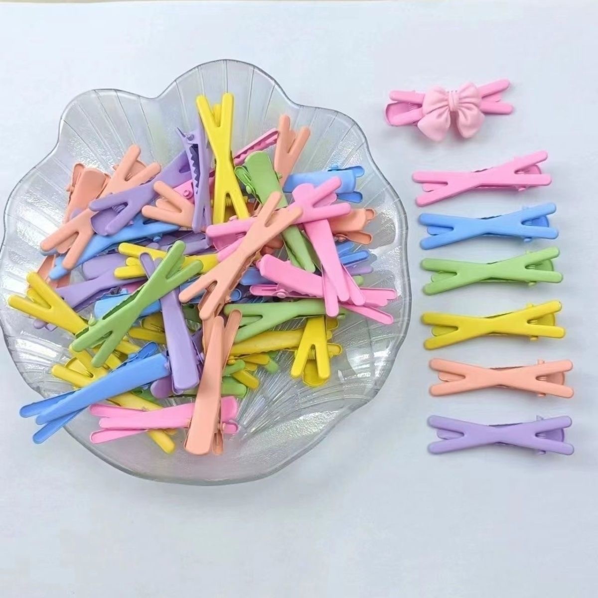 Solid color cross hair clips, fork hair clips, simple and versatile Korean children's duckbill clips, back of the head clips for girls Application Scenario
