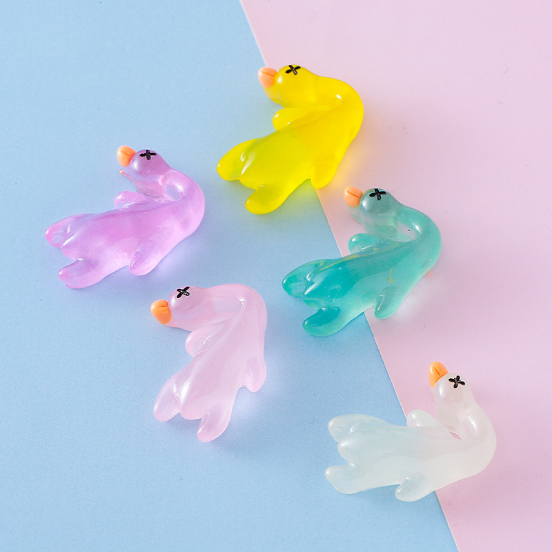 新款树脂夜光迷你鸭钥匙扣书包小挂件车内装饰品创意摆件饰品批发详情图2