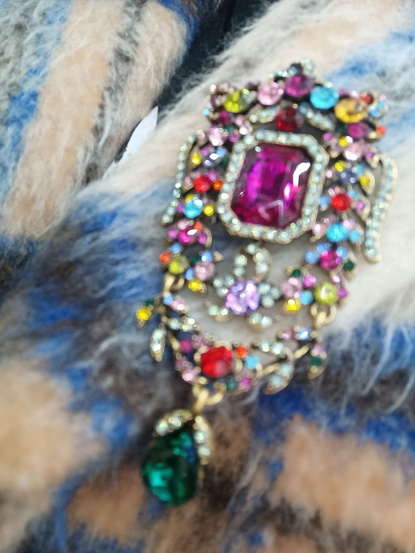 Elegant and refined brooch for ladies, simple Korean crystal corsage cardigan, sweater, pin buckle, overcoat accessory Specification image