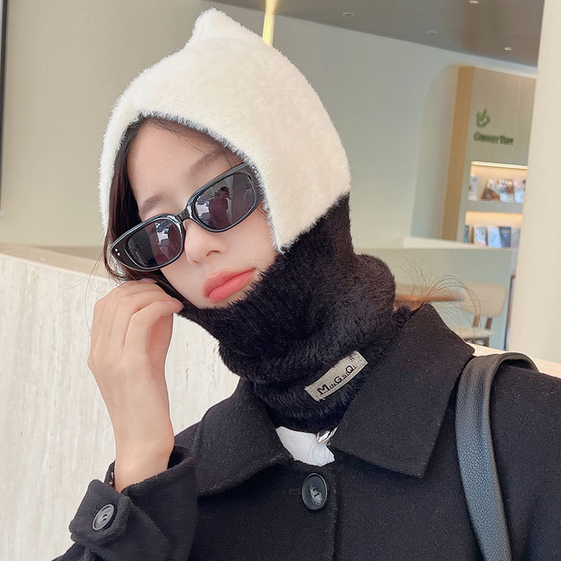 A popular online warm scarf and ear-protecting hat for women to make their faces look smaller and keep warm in autumn and winter. It's a knitted woolen Lei Feng hat details Picture