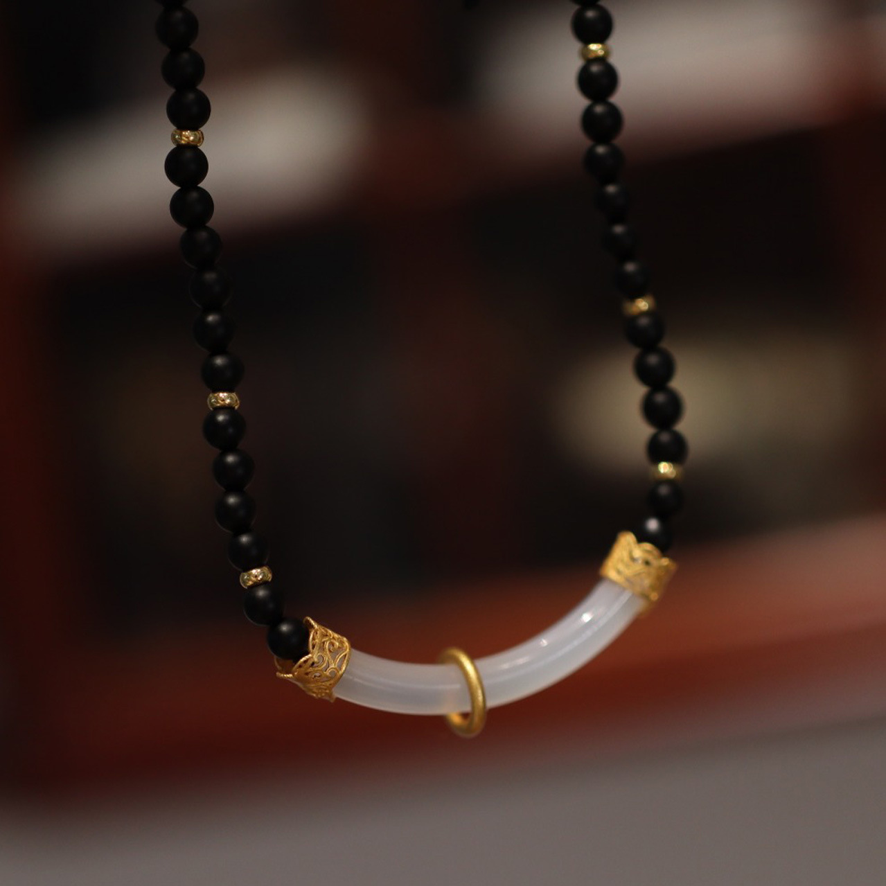 Frosted black agate necklace, silver-plated white chalcedony necklace, women's autumn and winter sweater chain design, light luxury and niche necklace Application Scenario