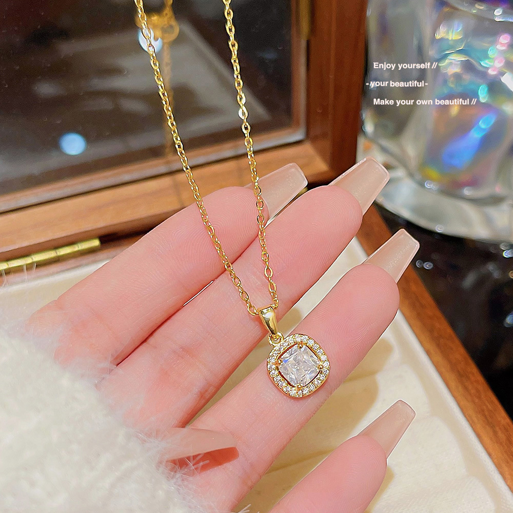 Micro-Inlaid Temperament Light Luxury Full Diamond Pendant Real Gold Plating Exquisite Fashion Choker Collarbone Chain Sweet Small Sugar Necklace details Picture