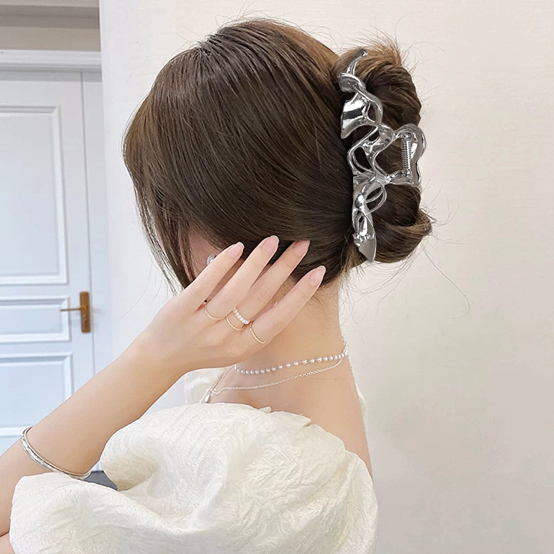 Metal Grab Clip Large Hair More Hair Clip One Yuan Batch Of Goods Stall Korean Fashion Pan Hair Card Batch Stall Sale Application Scenario