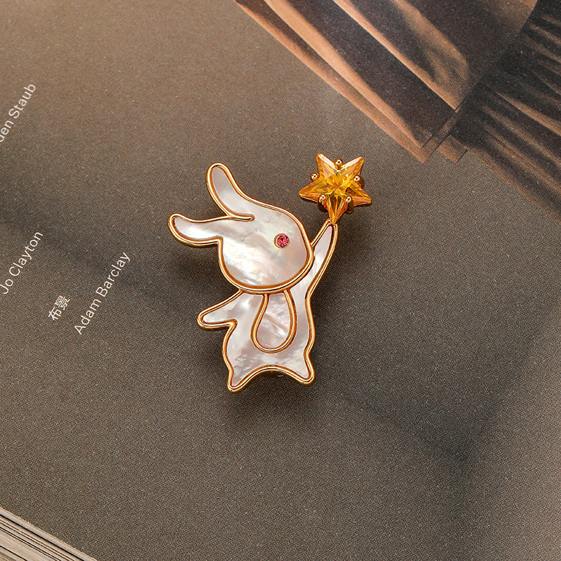 The light luxury, fashionable and individual shell rabbit brooch is a versatile, high-end, niche, simple and elegant, trendy star accessory for women