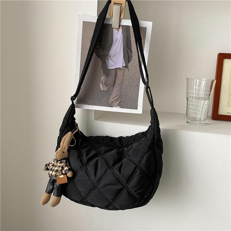 The new, trendy and fashionable single-shoulder crossbody bag with diamond-patterned embroidery thread for women in 2021, the popular dumpling bag